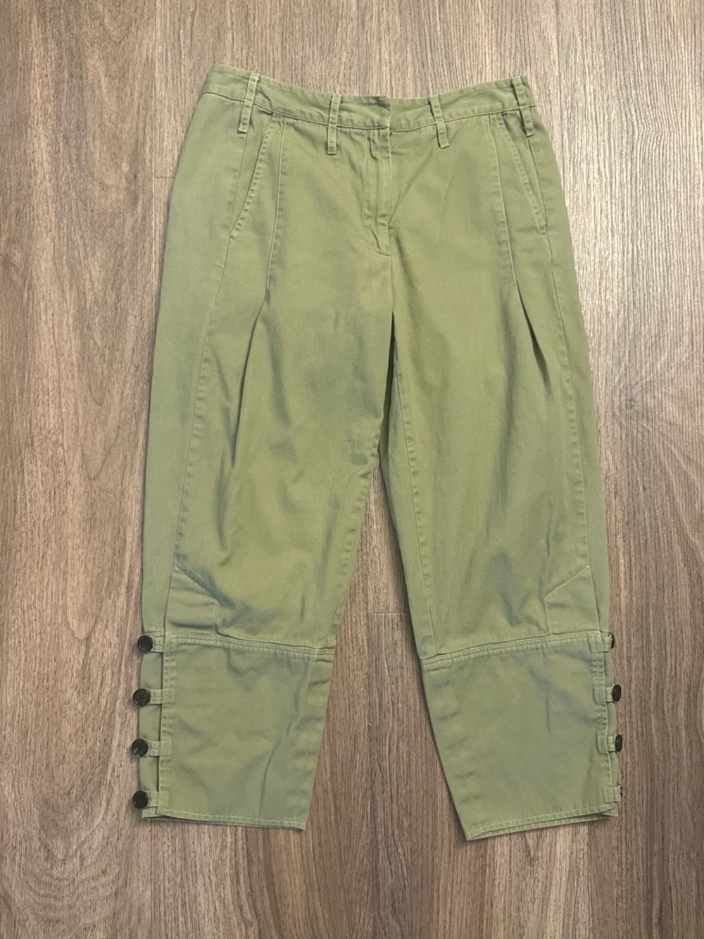 Malia Mills  green capri pants with button detail on the sides, size 1 $595 MSRP